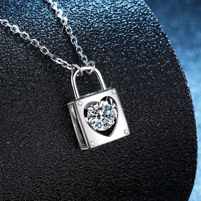 Mosang Diamond Platinum PT950 18K Gold Necklace, Simple and Luxurious, Niche Love Lock, Lively and Pulsating Heart Necklace