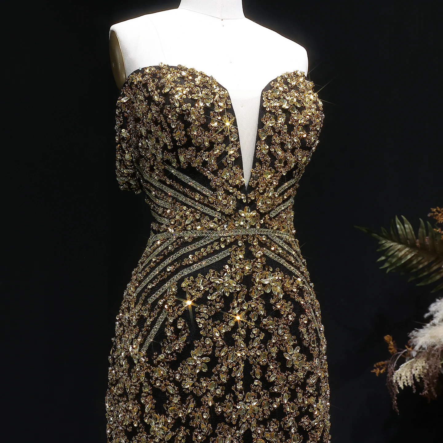 Sharon Said Schwarzes schulterfreies Kleid mit tiefem V-Ausschnitt und schweren Perlenverzierungen, kurzes Cocktailkleid für Abschlussball und Party, Dubai, RM131, maßgeschneidert – Detail 15