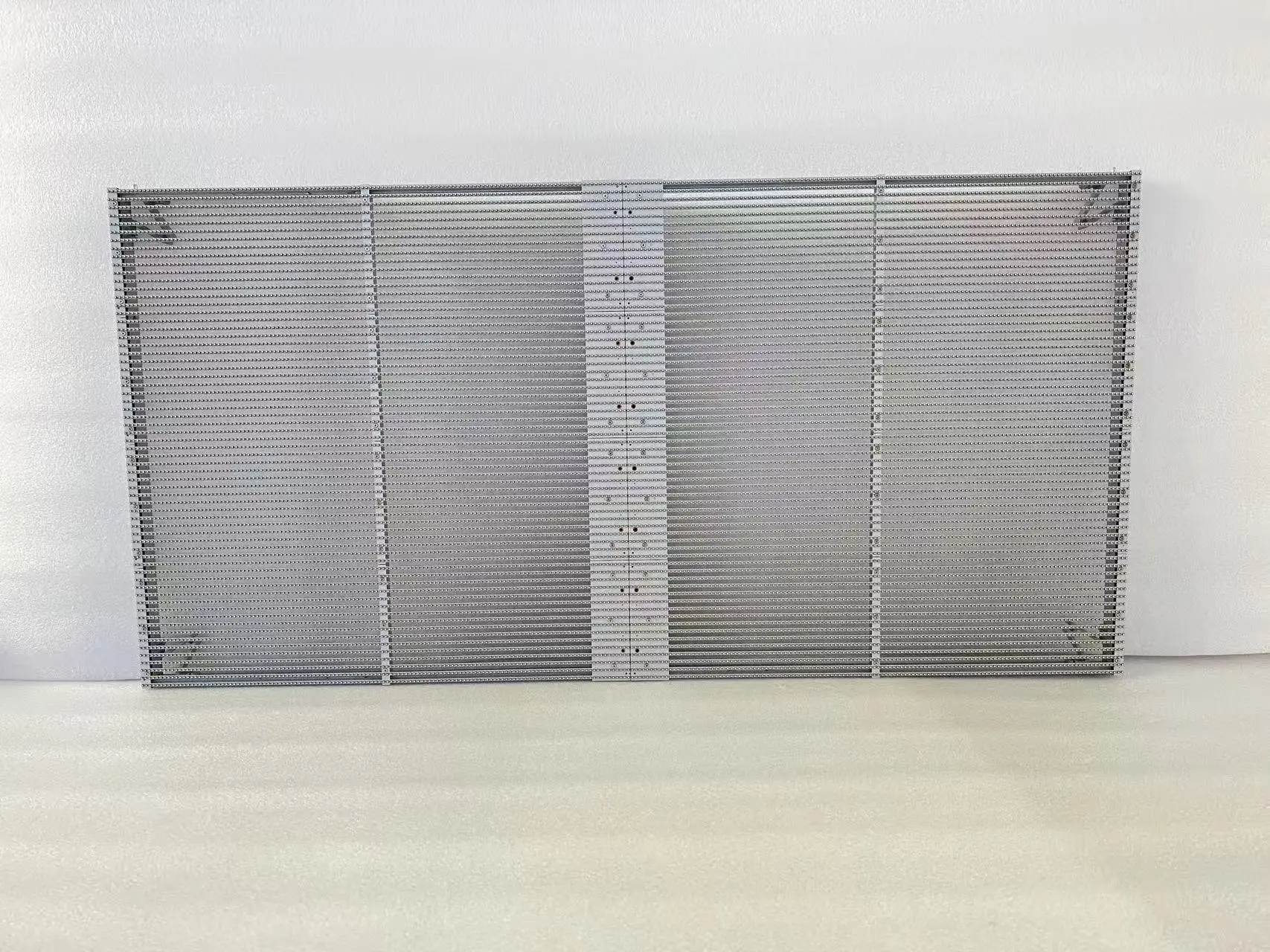 Pantalla transparente de rejilla LED a todo color Pantalla LED personalizada delgada para interiores y exteriores Pantalla transparente 3D cuadrada