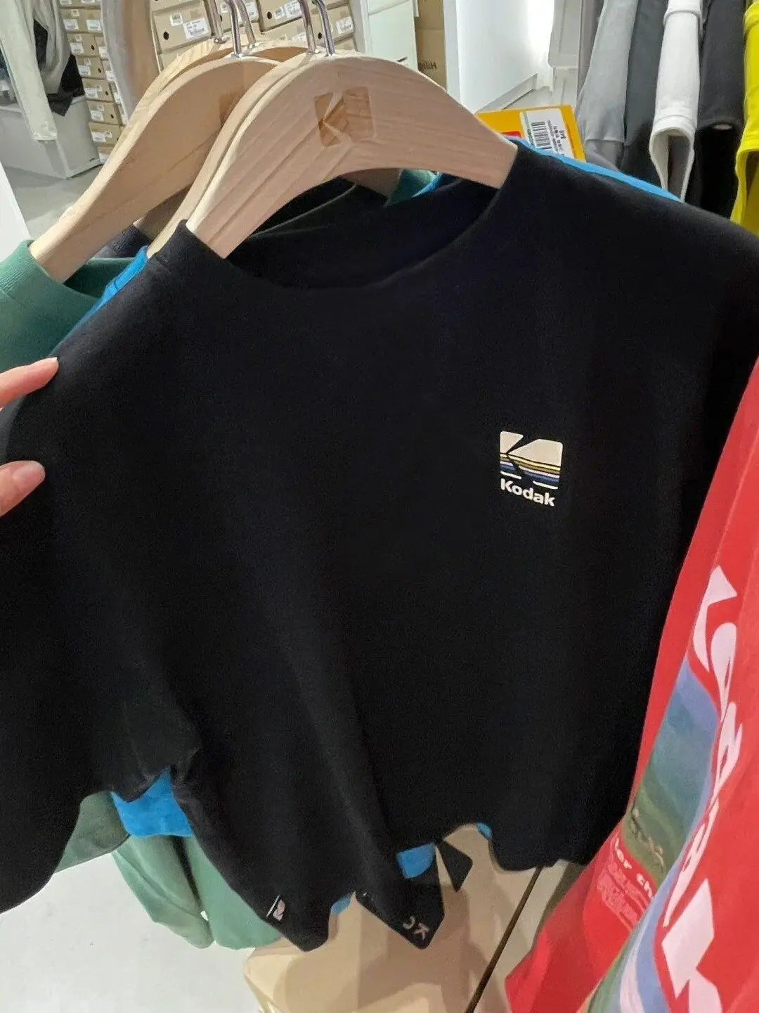 Le magliette a maniche corte in puro cotone per l'estate sono trendy e casual, con stampe di lettere sia per uomini che per donne