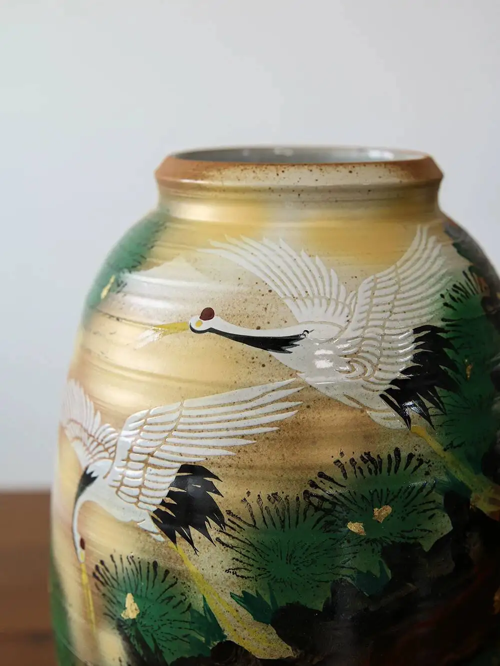 In Stock, Imported From Japan, Kutani Ware Hand-Painted Gold Foil Pine And Crane Vase, Ceramic Ornament, High-End Flower Vessel