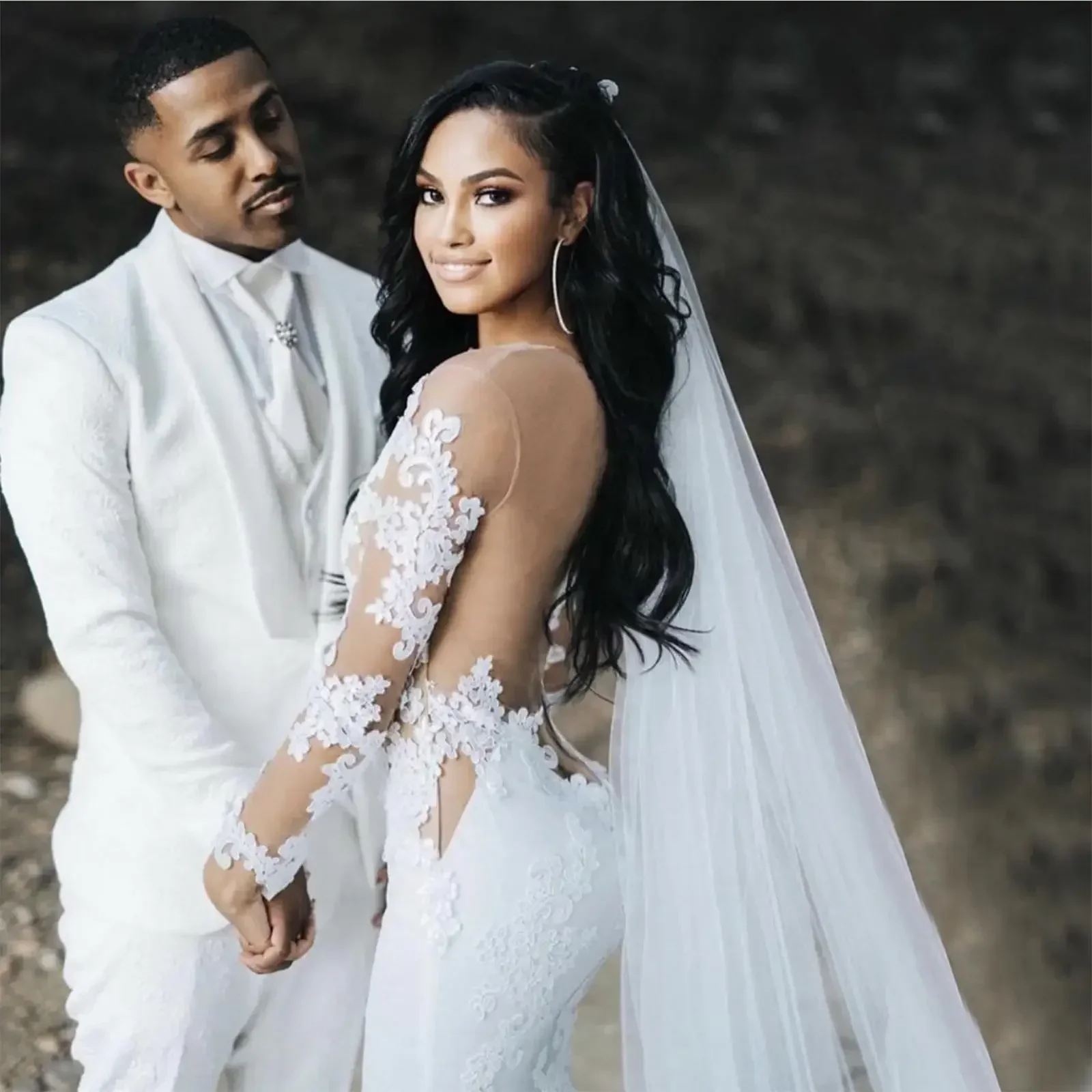 Suknie ślubne w stylu vintage z motywem syreny, z prześwitującym dekoltem, aplikacjami, koronką, tiulem, długimi rękawami, afrykańskim iluzorycznym tyłem.