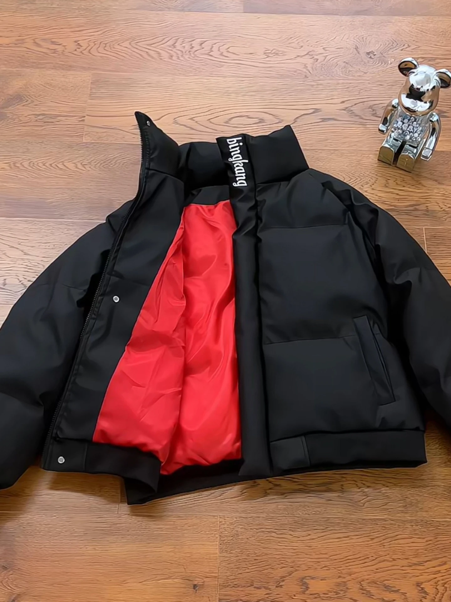 

Мужская утепленная зимняя куртка-бомбер с красной внутренней отделкой из искусственной кожи, хлопковая подкладка, высококачественная вышивка, длинный рукав, застежка-молния