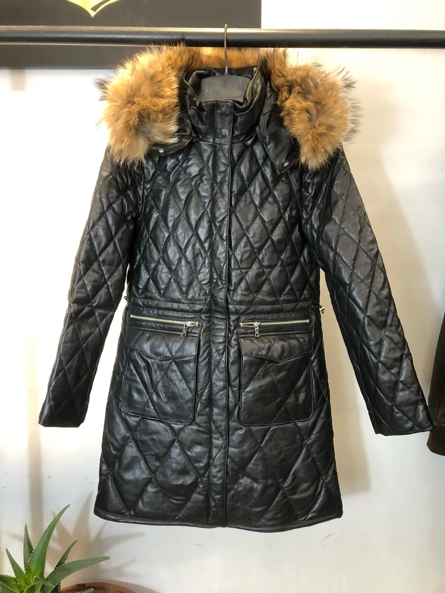 

Женская удлиненная кожаная куртка-пуховик больших размеров (S, M), осталось мало, на молнии, приталенная, из овчины, средней длины, с капюшоном, на молнии