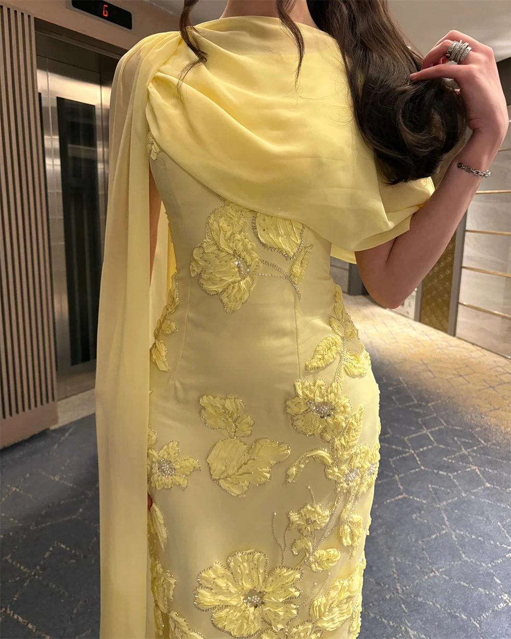 Elegancka, żółta sukienka wieczorowa z dżerseju, szyta na miarę, formalna, z dekoltem typu O, z szalem, sukienki koktajlowe, klasyczna, prosta, z aplikacjami, suknie celebrytów.