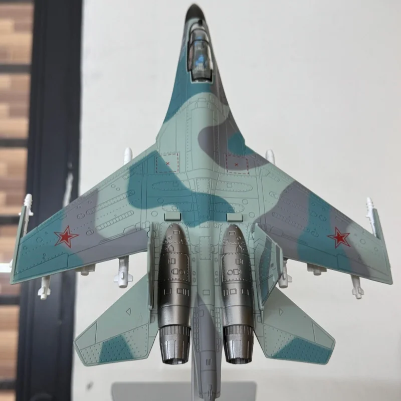 

В наличии: Модели самолетов Су-35 и J-15 из сплава, масштабные модели военной авиации, настольный декор, игрушки-истребители, доступны различные стили, подарок