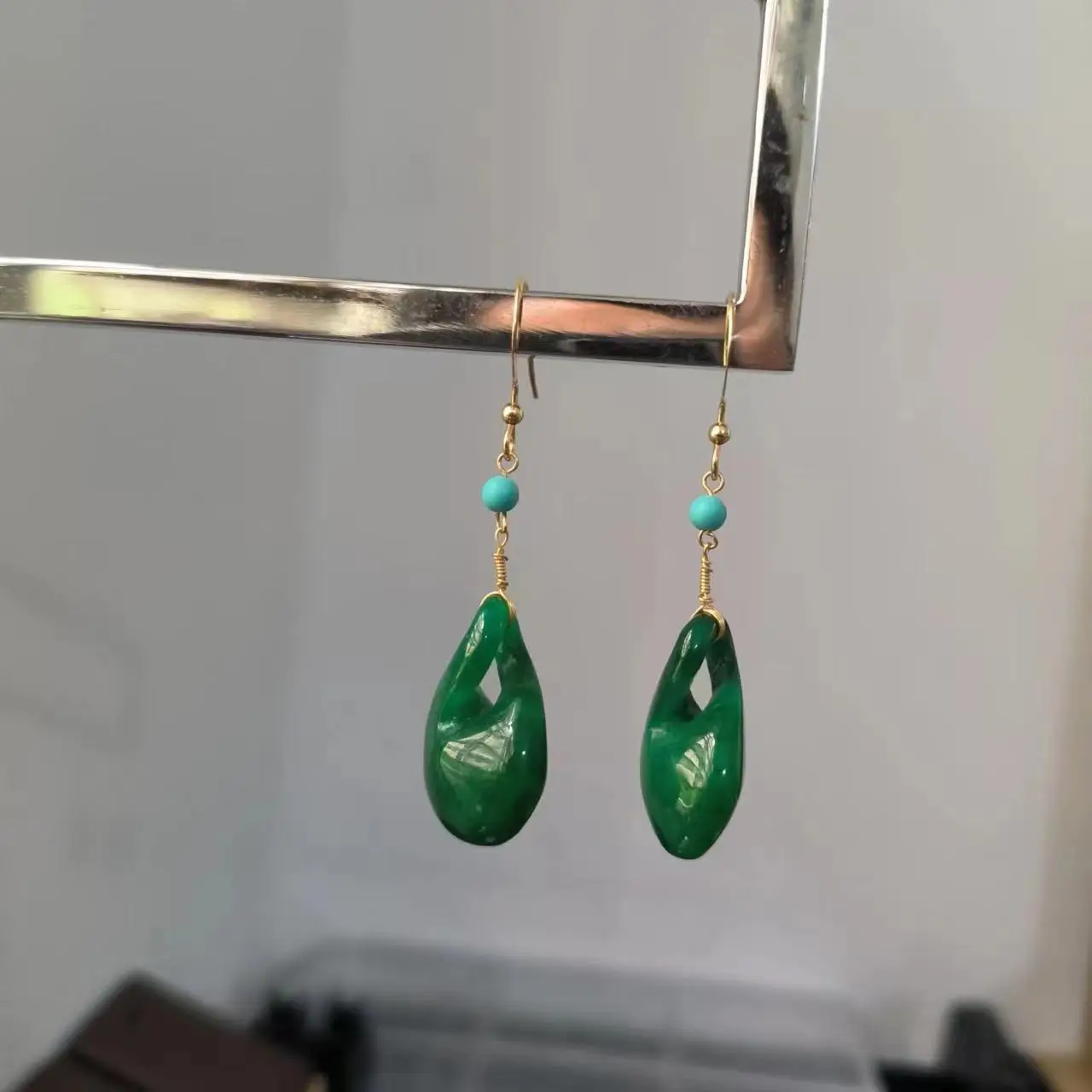 

1pcs/lot Natural Emerald Earrings Ear Hooks Miss 14K gold blue turquoise Dark Green Special Shape Pendant twist folk-custom taki