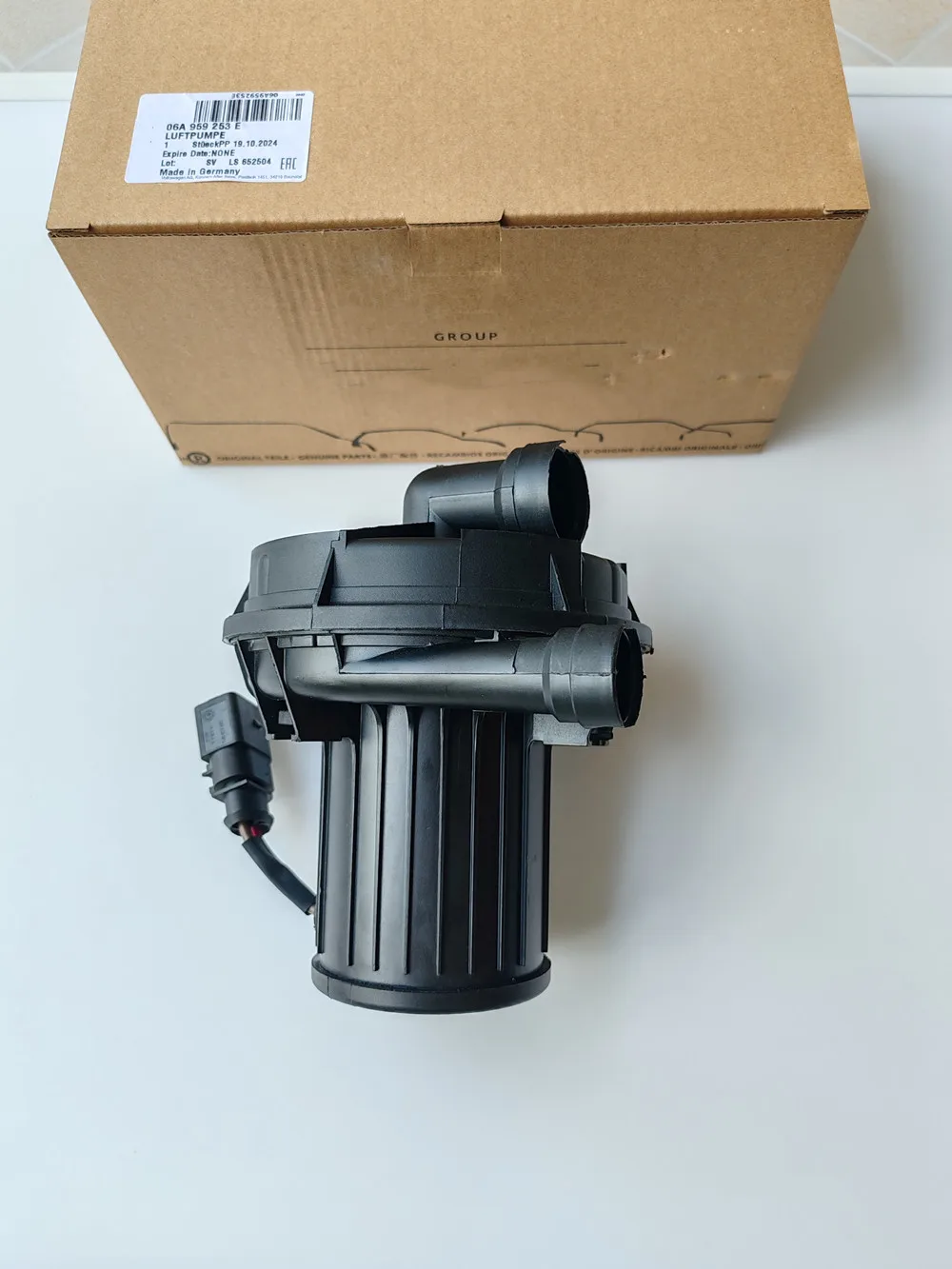 

Made In Germany NEW OEM 06A959253E 06A959253B for Audi Volkswagen Porsche Secondary Air Injection Pump 7.22738.08.0 95560560101
