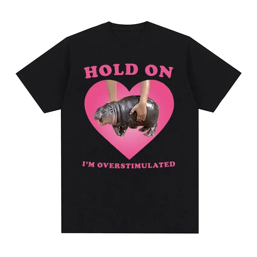 Moo Deng Hold on I'm Overstimulated Pink Heart Tshirt Funny Cute Baby Hippo T Shirts Men Women Casual O-Neck Cotton T-shirt Tops