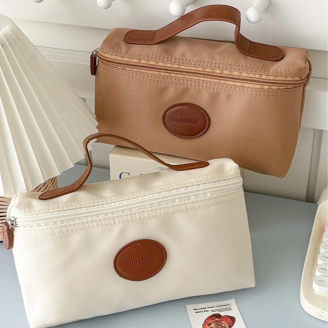 New Nylon Cosmetic Bag with Leather Label Lightweight Portable Toiletry Bag Fashion Travel Makeup Organizer for Women Men