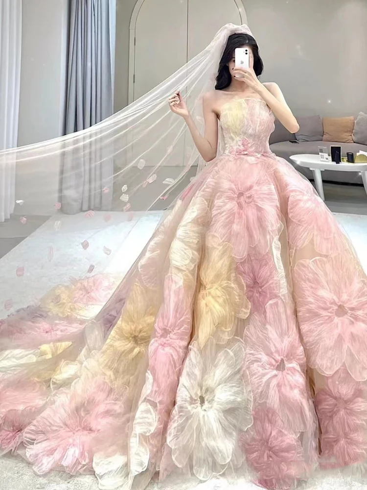 Suknia ślubna Ele Floral, lekka, tiulowa, ekskluzywna, szyta na miarę, stylizowana na dr. Korean, z długim trenem.