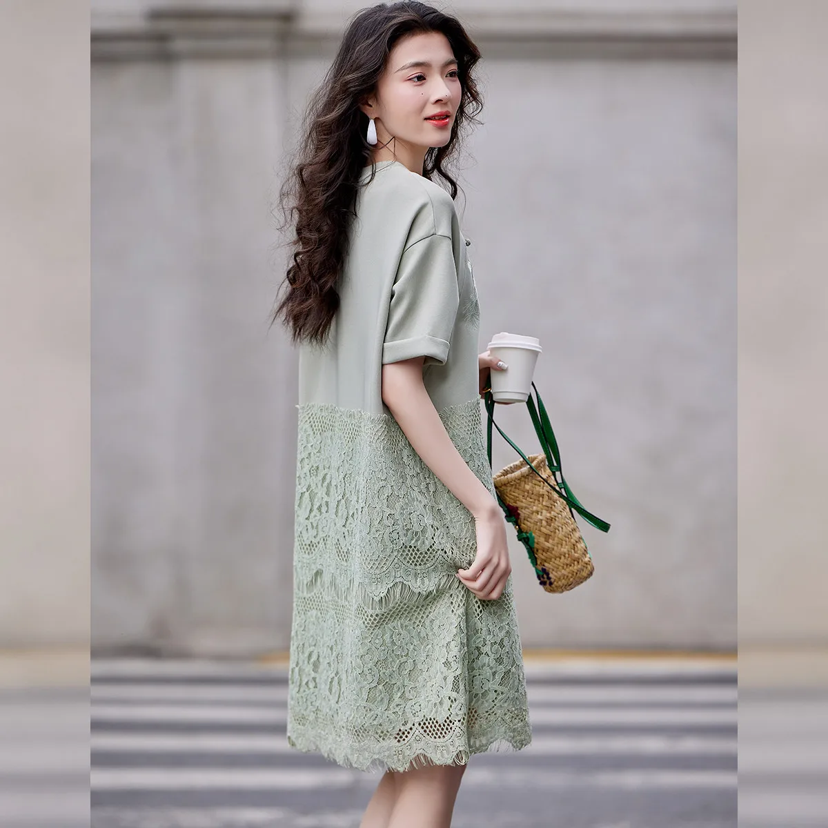 LOUIS YAO 2025 ฤดูร้อนกบปุ่มและรูปแบบซ่อนสไตล์จีนชุดSplicingลูกไม้ยาวแขนสั้นผู้หญิงชุด