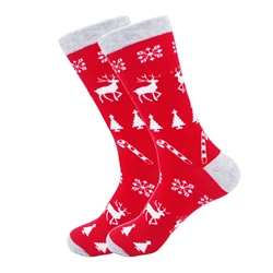 1 Paar fertige, neue, lässige, trendige Socken mit Weihnachtselementen in der Mitte der Wade