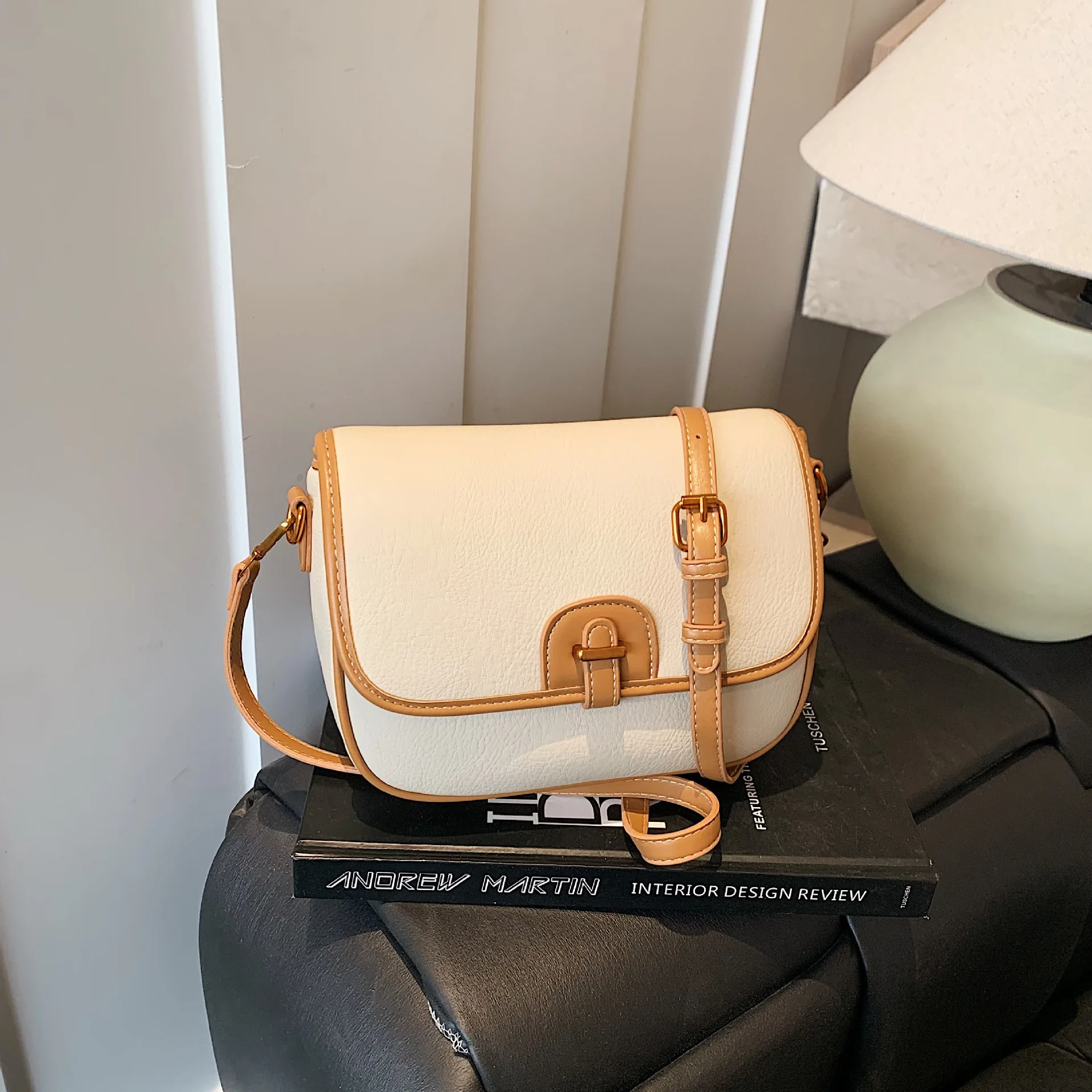 

Новая ретро-сумка 2026 года: Изысканная, с контрастными цветами, персонализированным дизайном и замком, на одно плечо, через плечо