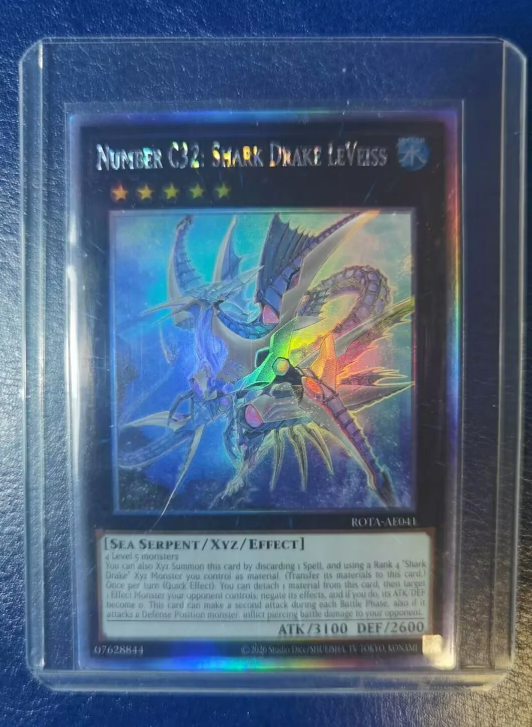 yugioh-konami-duel-monsters-rota-ae041-numero-c32-shark-drake-leveiss-ghost-carta-olografica-da-collezione-in-inglese-asiatico-in-perfette-condizioni