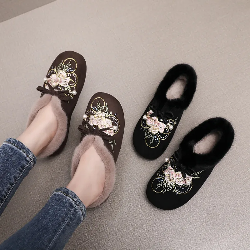 

Women's Winter Cloth Shoes: Embroidered Cotton-Lined Boots Warm and Slip-Resistant with Fleece Lining Cotton Footwear