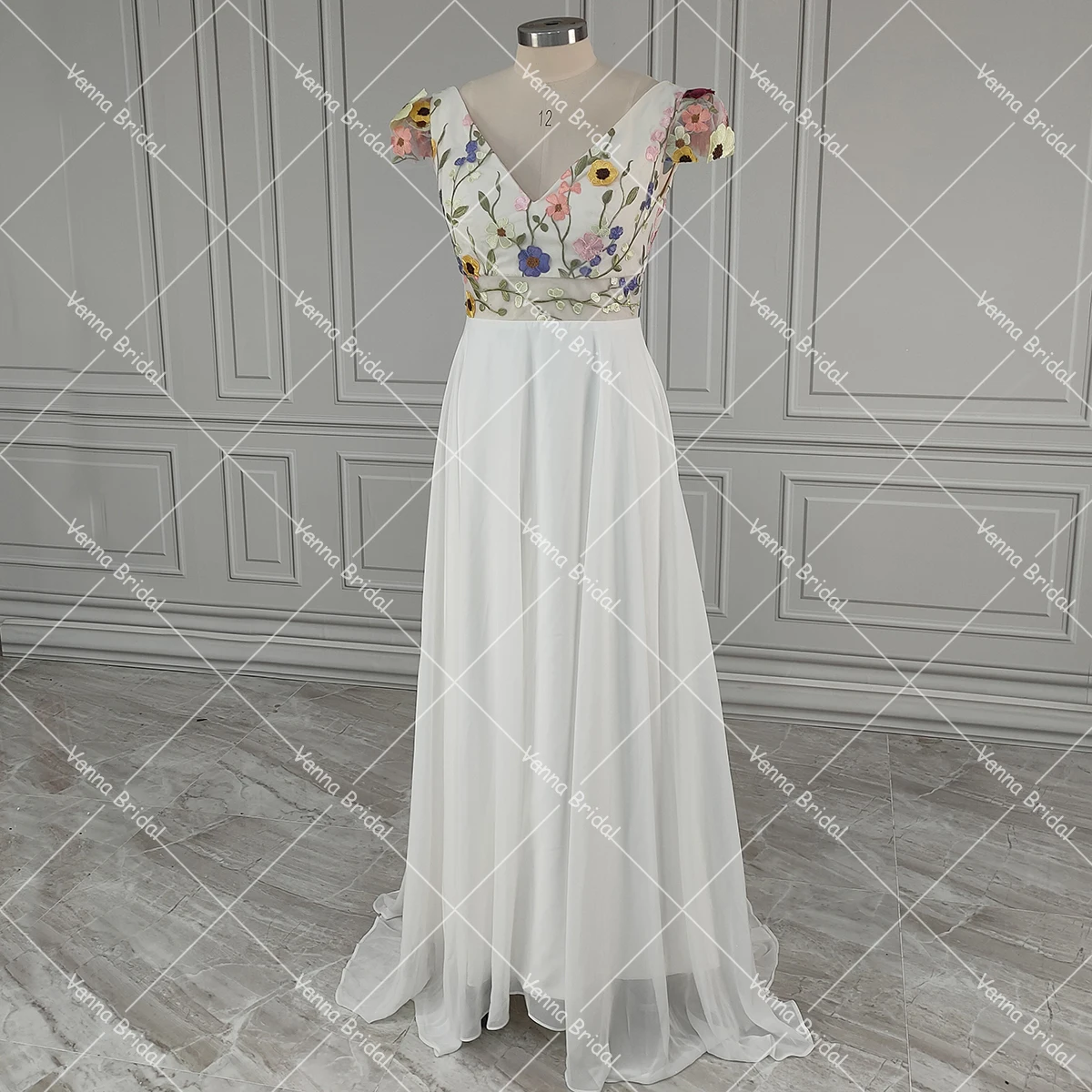 Abito da sposa ricamato colorato con schiena aperta Photograpghy Boho personalizzato A Line maniche corte in chiffon con scollo a V Abiti da sposa