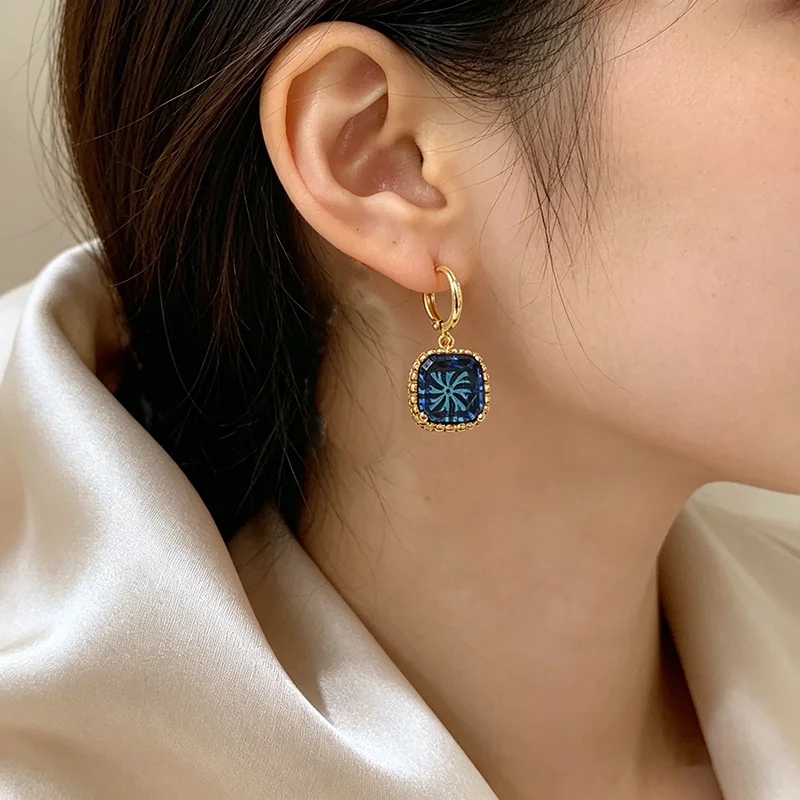 2026 Neues Design Blauer Quadratischer Kristallanhänger Goldfarbener Ohrringverschluss für Damen und Mädchen Luxus-Schmuck Sommer-Trend-Accessoire – Detail 7