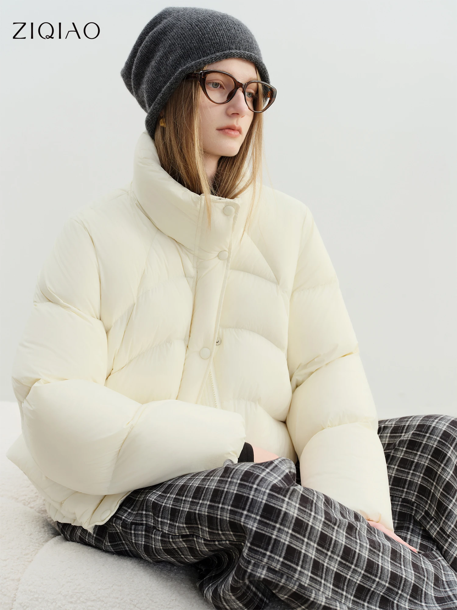 

ZIQIAO Light Warm Short Puff Down Jacket for Women Stand Collar Age-reducing Girlish Simple Leisure 2025 Winter New Coat