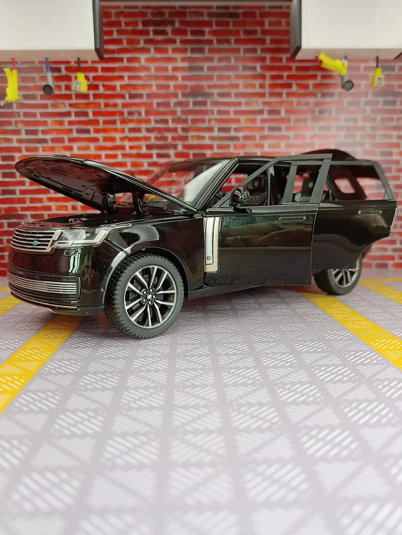 

Модель автомобиля из сплава 1:24 SV2022, четыре двери по обеих сторон, которые можно открыть, а также можно открыть передним капотом и двери багажника.