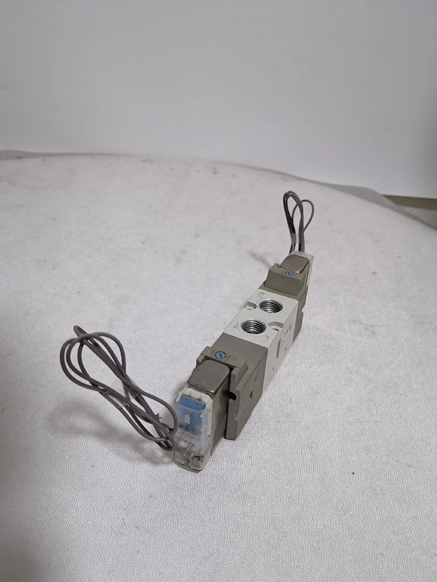 Solenoid Valve VF3330K 3G1 02 Pneumatic Control 3 Way 2 Position 24V DC Air Operated for Industrial Automation Compact Use