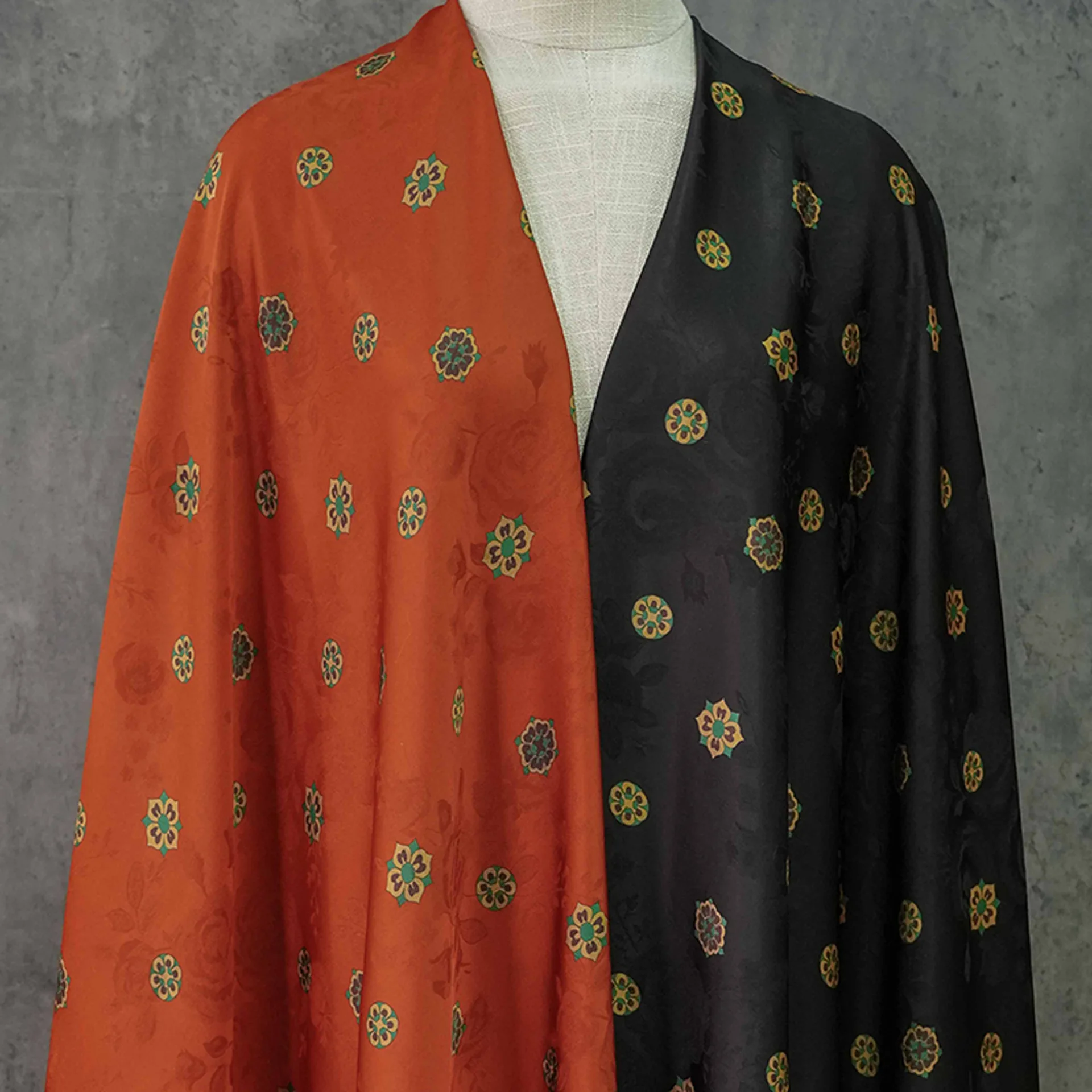 Tela Jacquard Xiangyunsha con Patrón Oscuro de Flores Baoxiang, 150 cm de Ancho, para Vestidos de Estilo Chino, Hanfu y Chalecos, Material F170