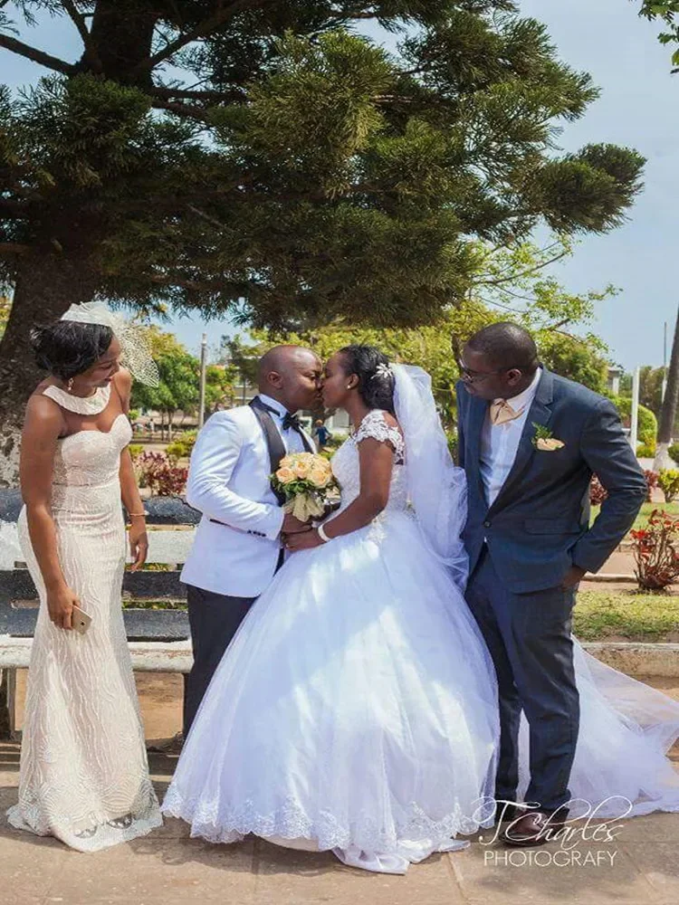 Abiti da sposa personalizzati con applicazioni in pizzo da giardino Sweep Train Maniche corte Abito da ballo Abiti da sposa personalizzati per donne africane