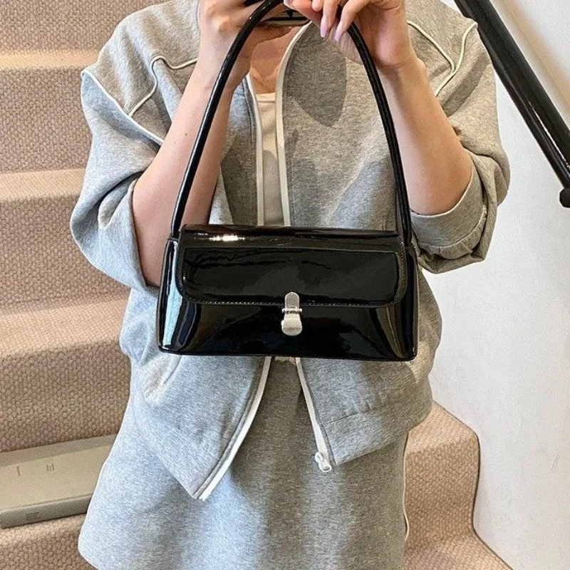 

Luxury Leather Classic Minimalist Diaper Bag Elegant Vintage Designer Tote For Women Stylish Shoulder Handbag