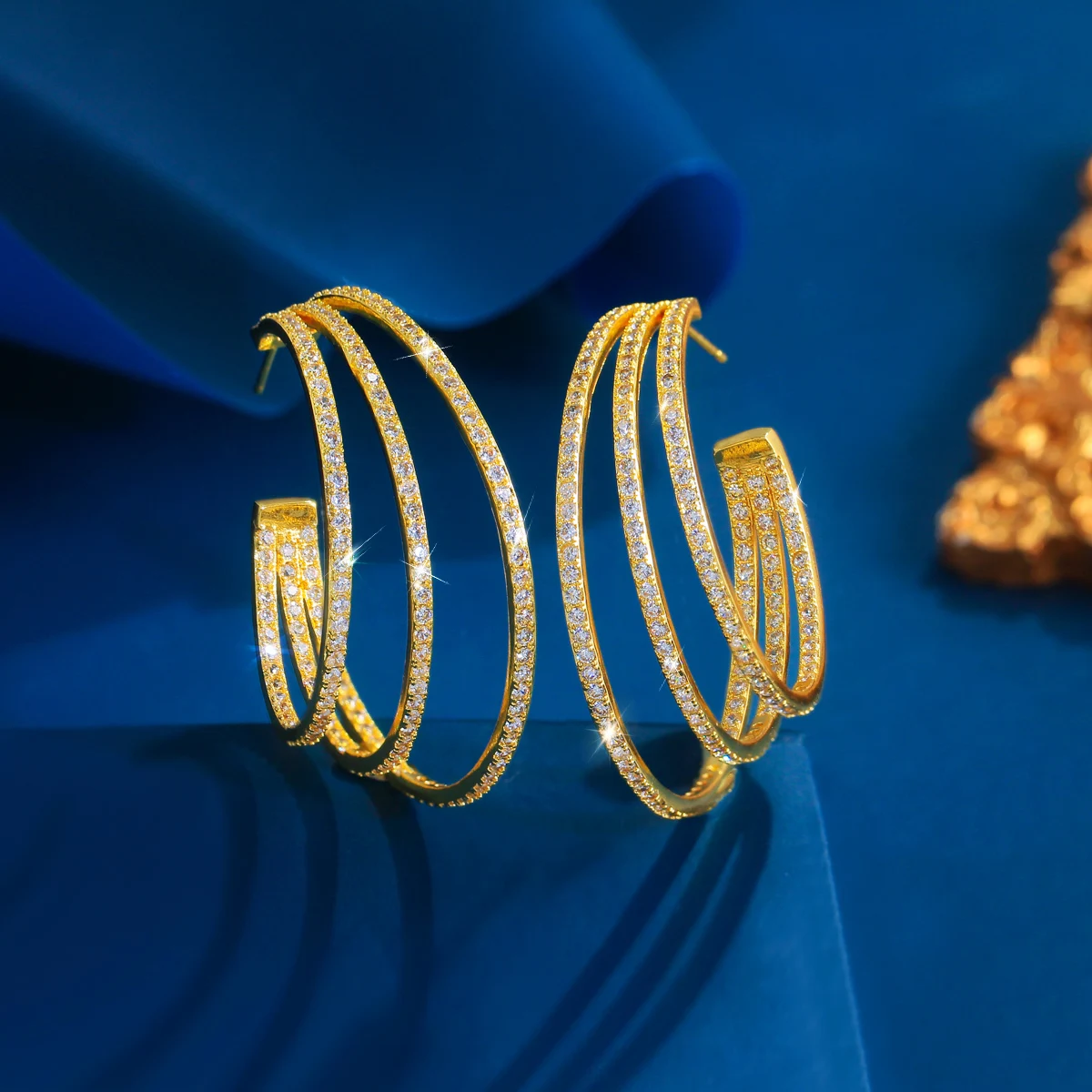 CWWZircons 3 Kreise Bling Zirkon Pavé Luxus Gelbgoldfarbene Große Runde Geometrische Dreifach-Creolen für Damen Großhandel E0302 – Detail 12