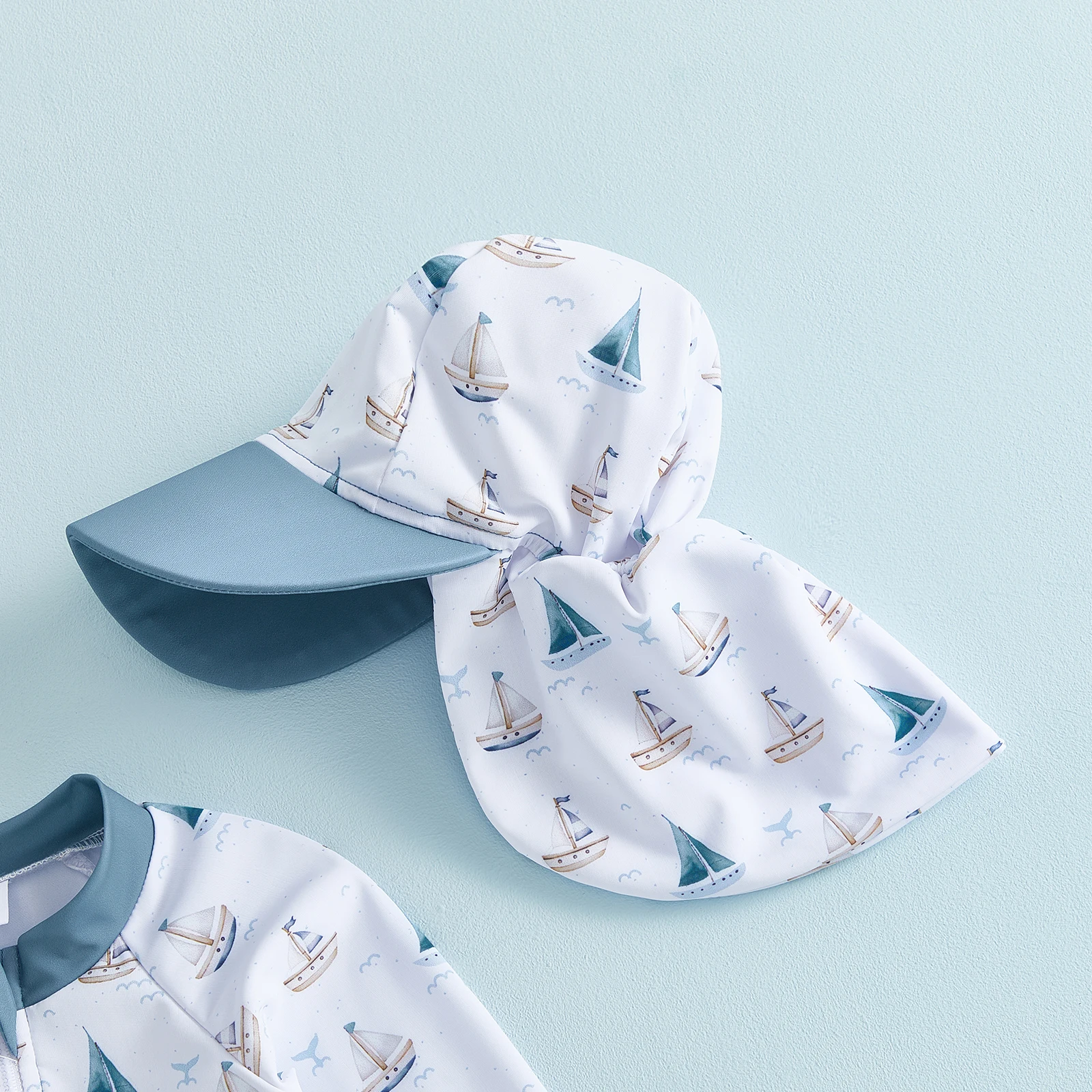 

Комплект купальников для маленьких мальчиков от 0 до 5 лет, очаровательный комбинезон с принтом парусника, длинными рукавами и круглым вырезом, комплект с шапкой для бассейна и пляжа