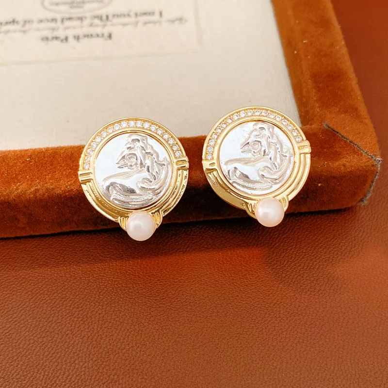 Vintage Relief Horse Coin Stud Earrings Rhinestone Frame Pearl Drop Antique Gold Women Retro Party Jewelry One Pair
