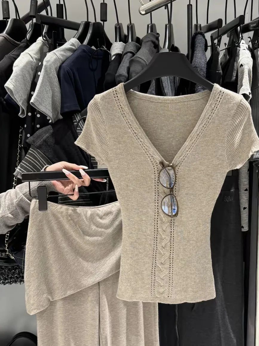 

Летний комплект: женская модная футболка с V-образным вырезом, вязаная, приталенная, с коротким рукавом, и брюки с драпировкой, высокой талией, прямого кроя, длинные.