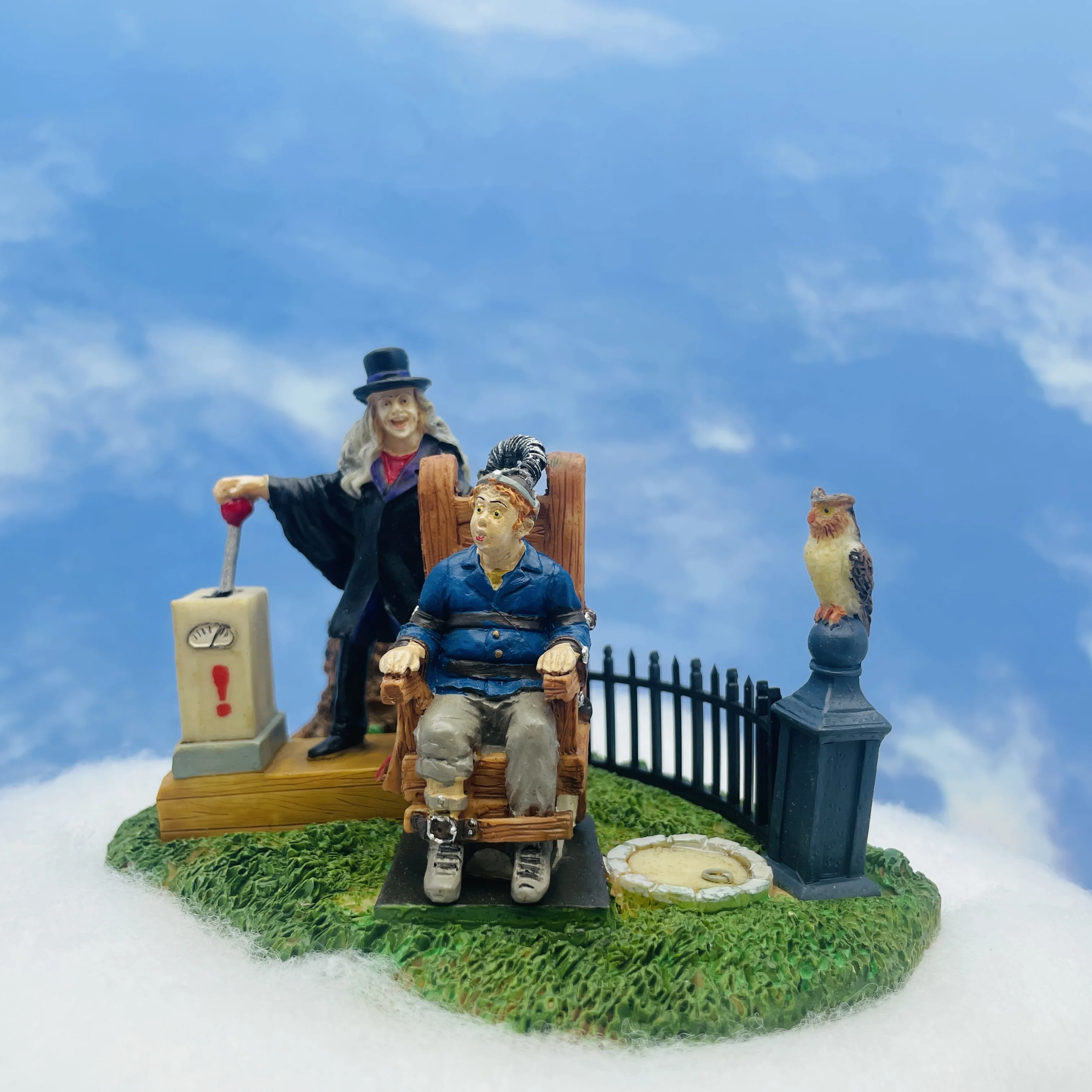 Spooky Witch & Prisoner Mini Scene Figurine, Resin Haunted Decor, Festival & Home Desktop Ornament