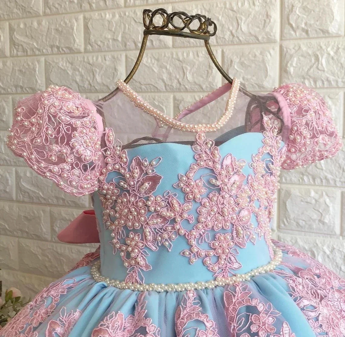 فساتين فتاة الزهور الرائعة المخصصة لحفلات الزفاف مزينة باللؤلؤ مع فيونكة لحفلات أعياد الميلاد للأطفال وحفلات التواصل الأول