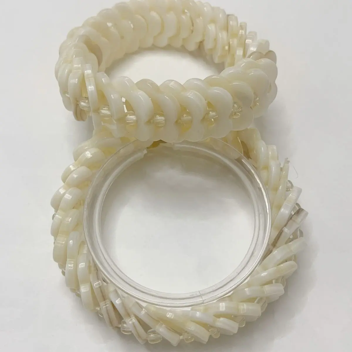 

Natural Old Fishbone Shell Flower 20mm about 28Pcs White Bone Beaded Bracelet Handmade Carved Fashion Hand String Exquisite Gift