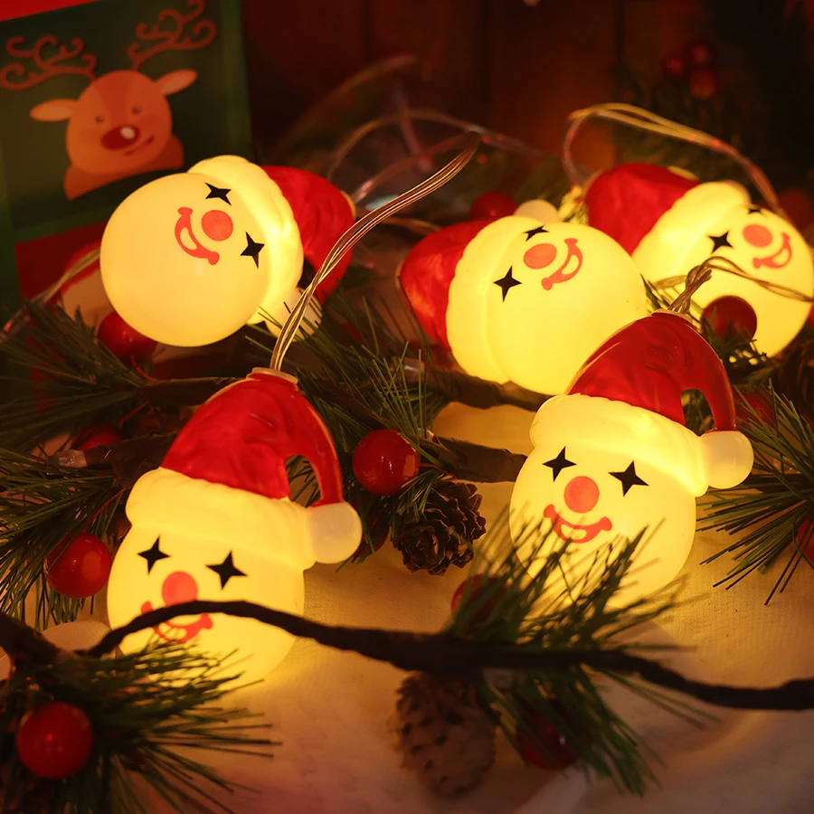 Weihnachtsdekorationslichter, Lichterketten, Weihnachtsmützen, Clownatmosphäre, bunte Lichter, Layout für Ladenszene, Hängeleuchte