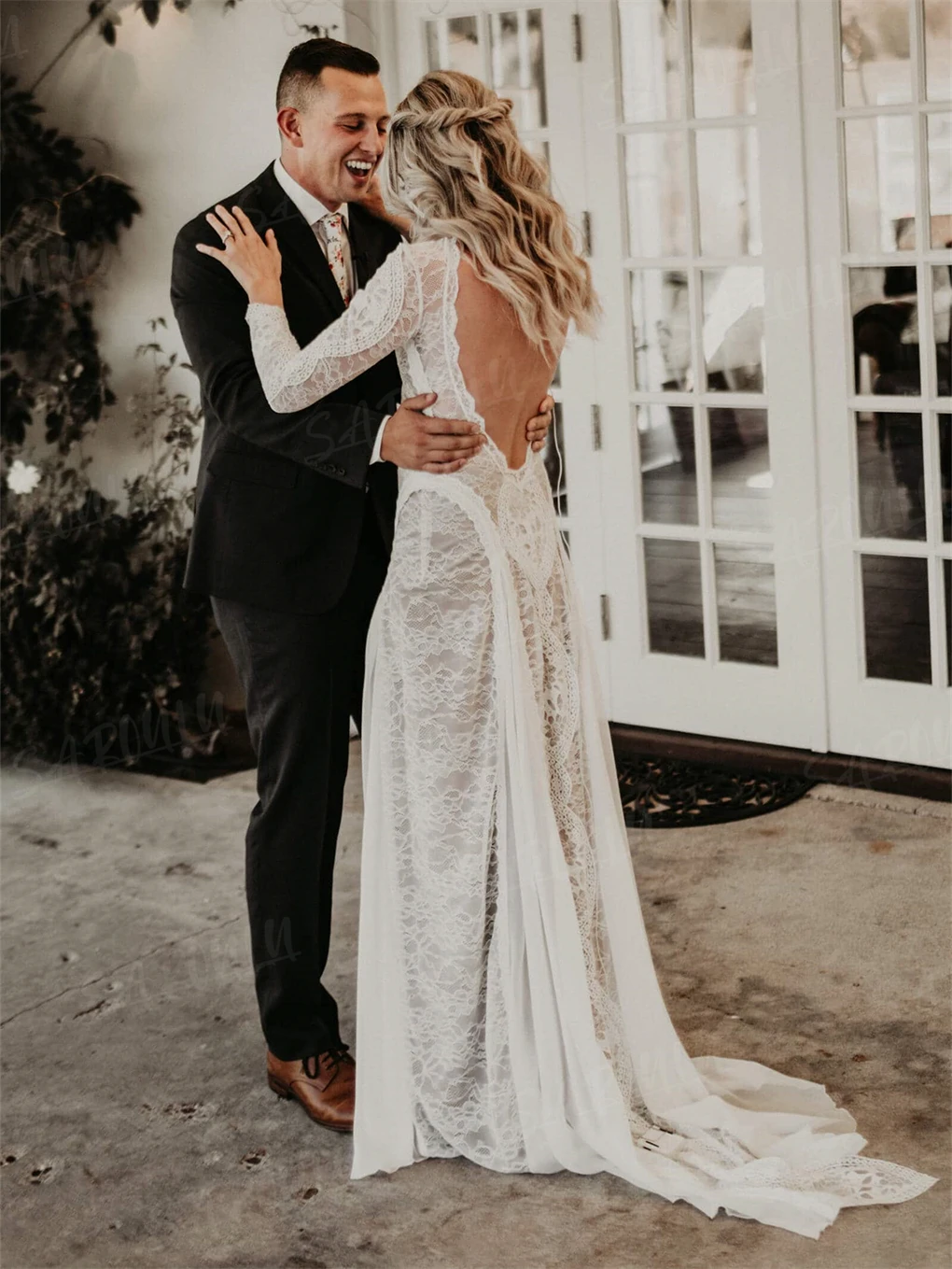 Customized Romantic Boho Long Sleeve Bride Dress Backless Beach Wedding Dress For Women Illusion Scoop Neckline Bridal Gown