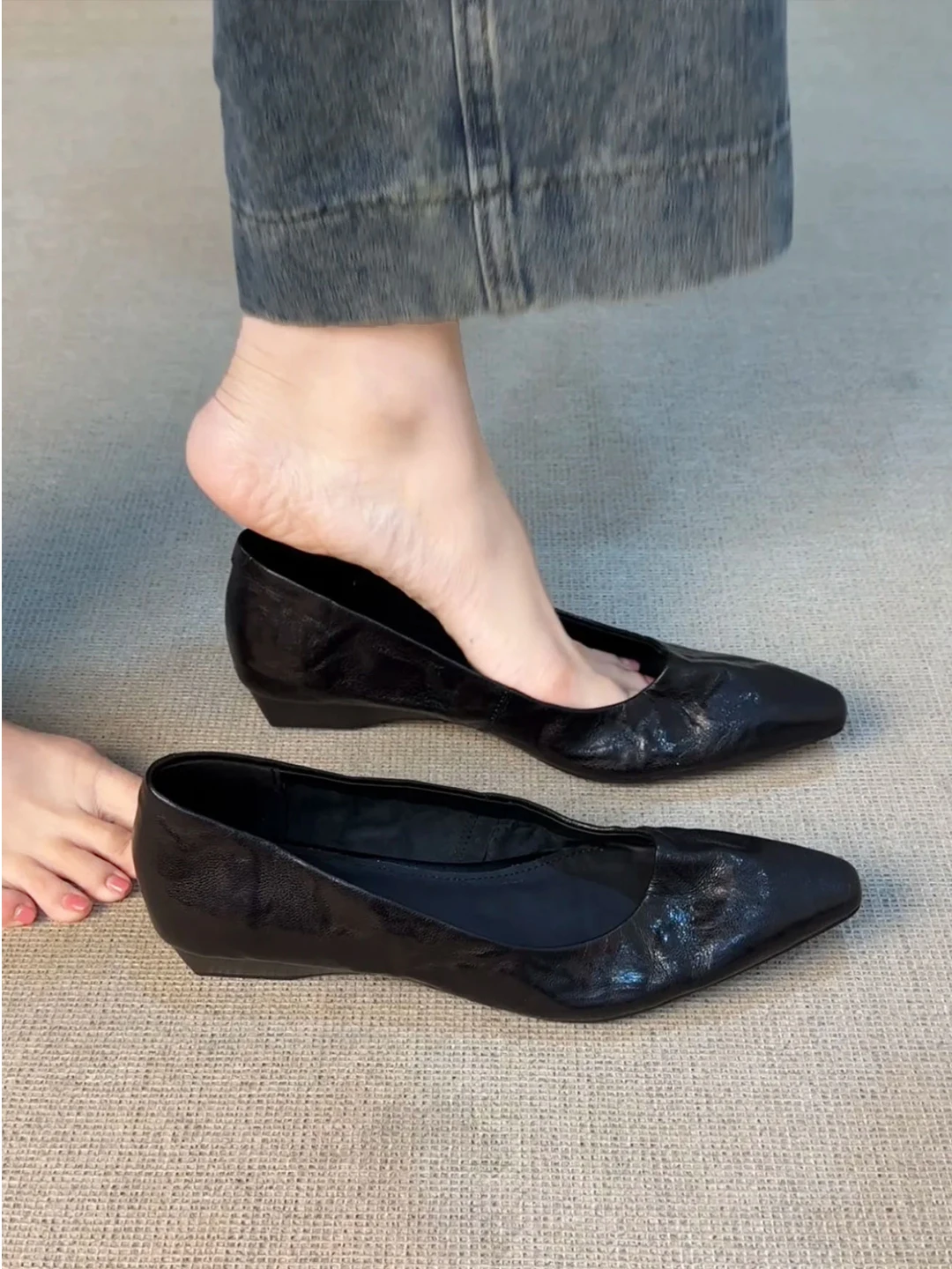 Soft Leather Retro Pointed Toe Flat Bottom Mary Jane Shoes Women Comfortable Slip-On Casual Fashion Single Shoes for Girls