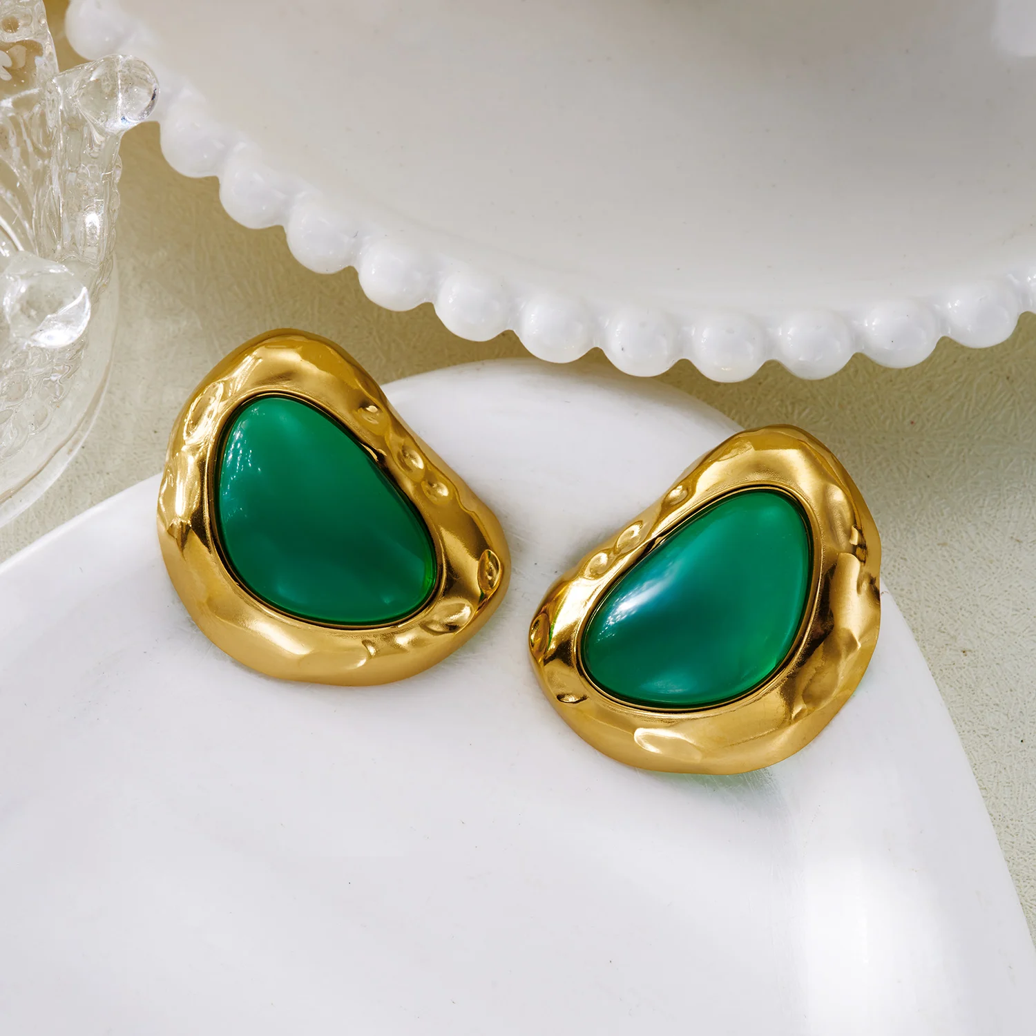 Trendige Vintage-Ohrringe aus Edelstahl in Goldfarbe für Damen, unregelmäßige geometrische grüne Harz-Ohrringe, ästhetischer Partyschmuck – Detail 6