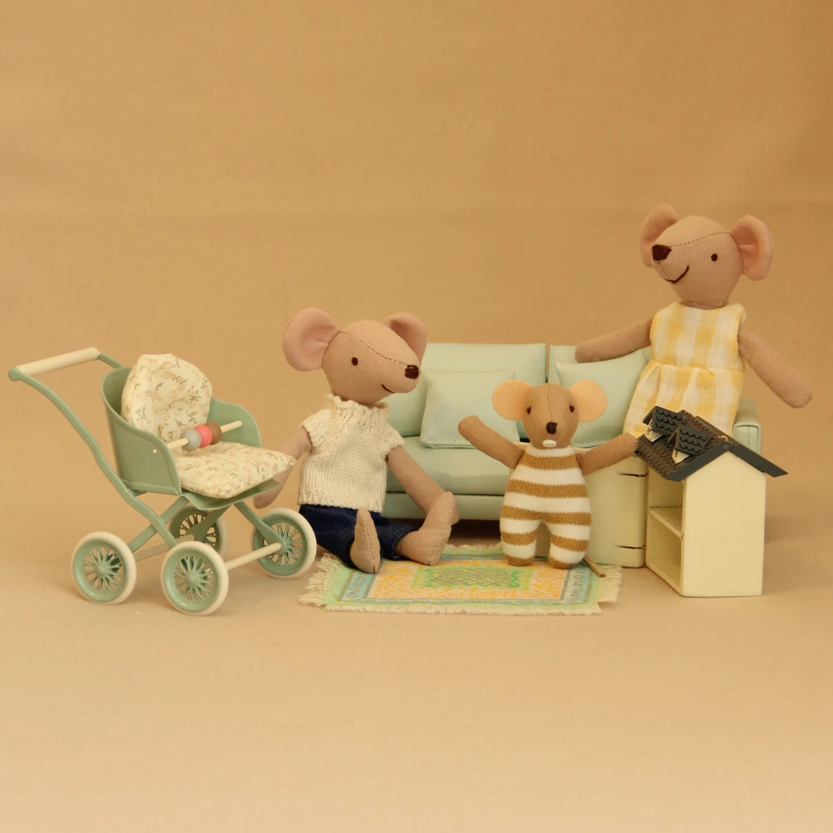 Simulated Furniture Toy 1:12 Iron Art Baby Stroller with Little Mouse Suitable for Bjd Ob11 Dollhouse Furniture Decoration