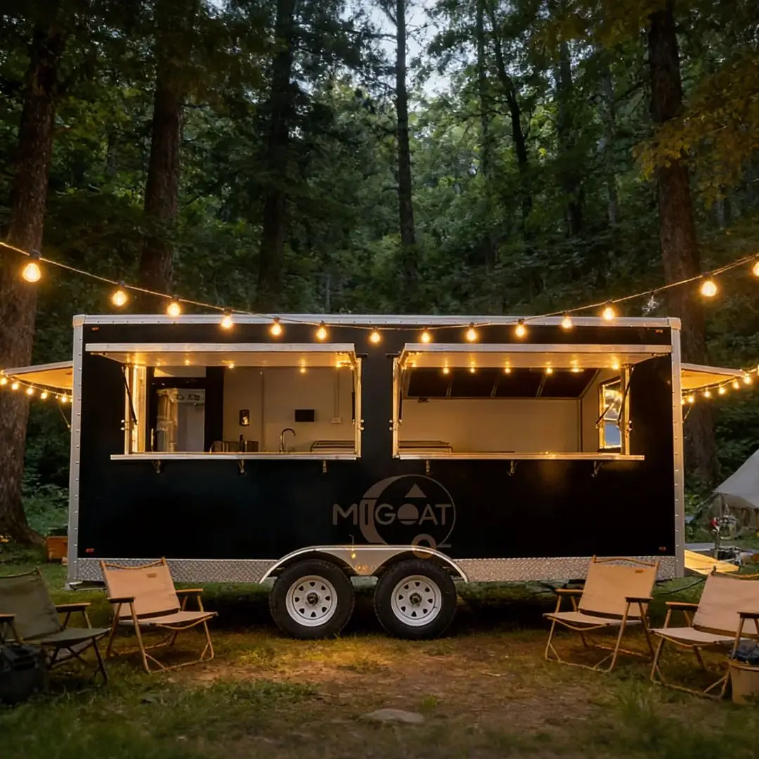 

Черный квадратный передвижной фуд-трейлер с двумя осями, внутренней отделкой из нержавеющей стали, двумя сервировочными окнами и вытяжкой для уличной еды и кейтеринга