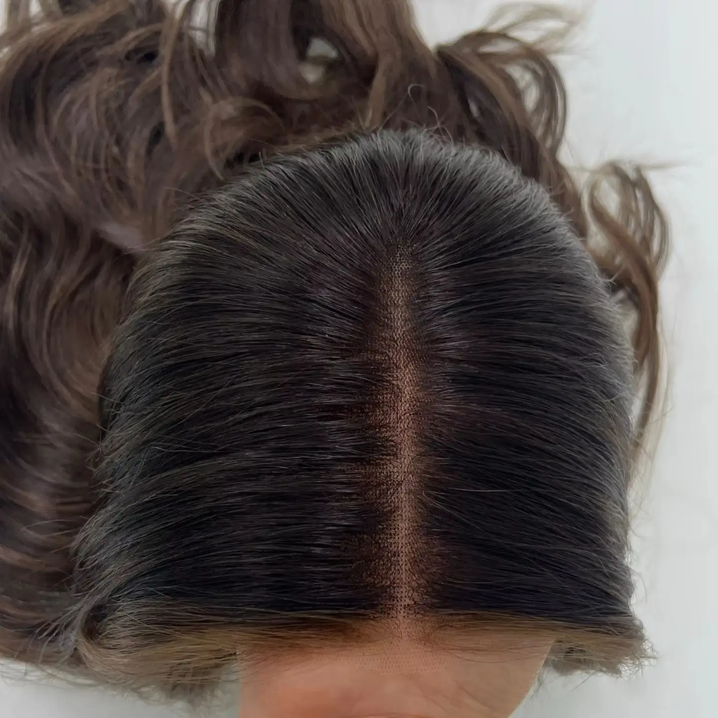 

Свободные волнистые парики средней длины с пробором средней длины, высокая плотность, 18 дюймов, темно-коричневые блики, разноцветные синтетические кружевные фронтальные парики