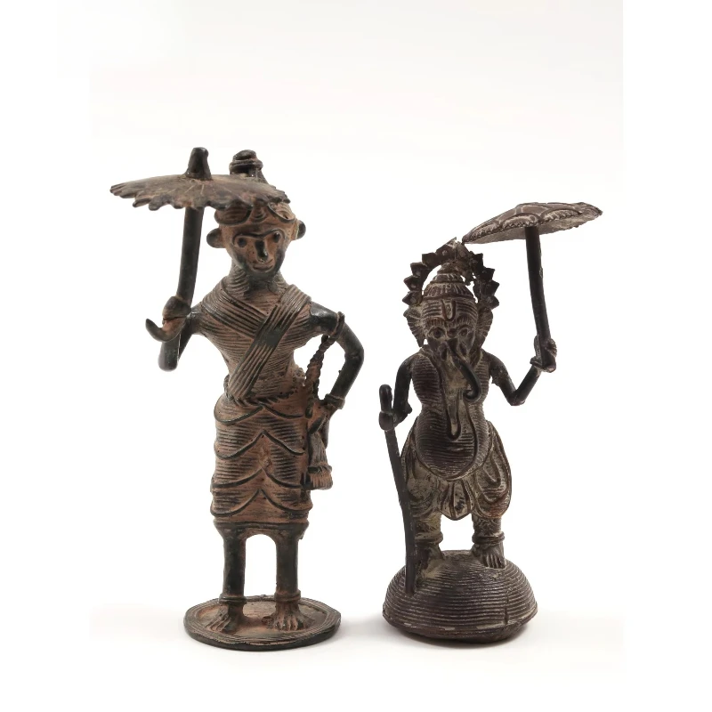 小さな5インチの部族の真鍮製彫刻、ミューズ・パルヴァティ像、息子ガネーシャが立っている像