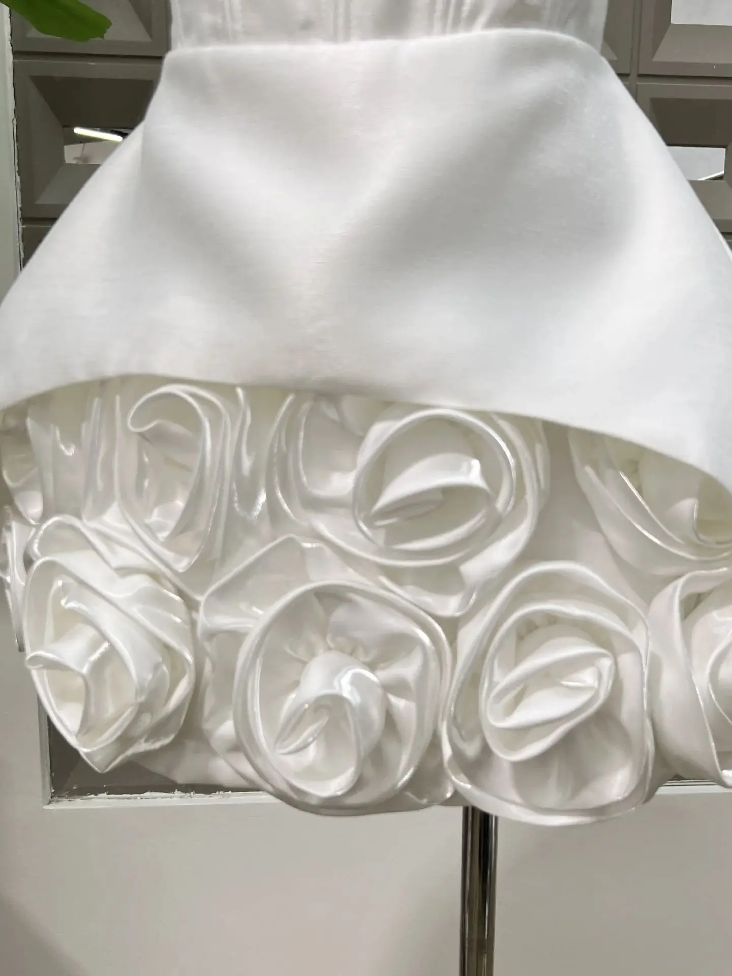 ชุดราตรีงานพรอมเจ้าหญิงสีแดงลายดอกกุหลาบ แต่งระบายสีดำ ประดับดอกไม้ 3 มิติ 2 สี ชุดเดรสสั้นสำหรับงานเลี้ยงอย่างเป็นทางการสำหรับผู้หญิง