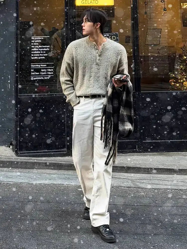 سترات رجالية شتوية بسيطة لعام 2025 بلون واحد مزخرفة بأزرار وياقة مستديرة بلوفر منسوج ملابس رجالية فضفاضة