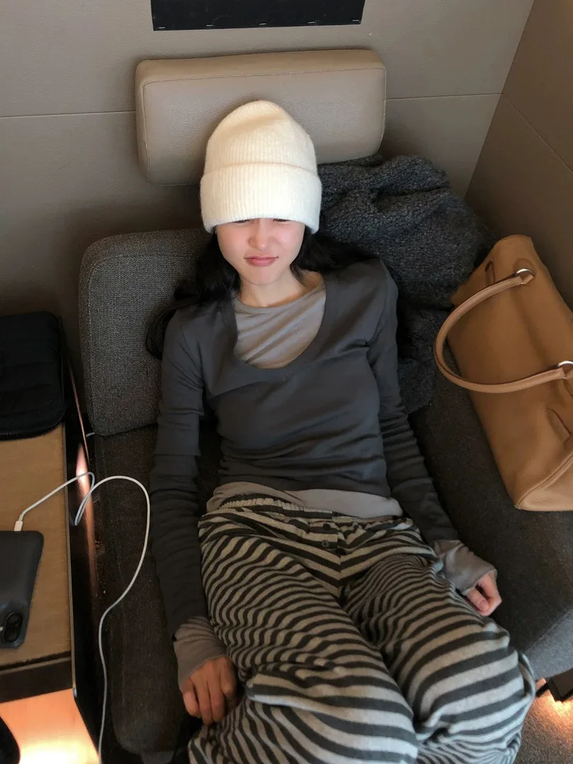 

Весна 2026: Новинка! Женская футболка Dongda Gate Baby Sauce Simple Commute с длинным рукавом, эластичная, повседневная, с V-образным вырезом, дышащая.