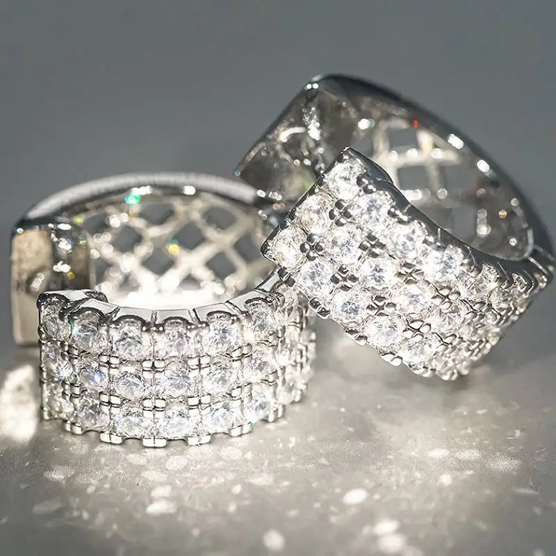 Huitan Silberfarbene Damen-Creolen mit glänzenden Zirkonia-Steinen, modisches Party-Accessoire, vielseitiger Schmuck für Hochzeit und Alltag