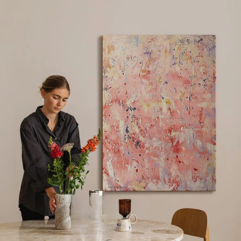 Pure hand-painted oil paintings enter the entrance and hang paintings on the living room sofa opposite the door