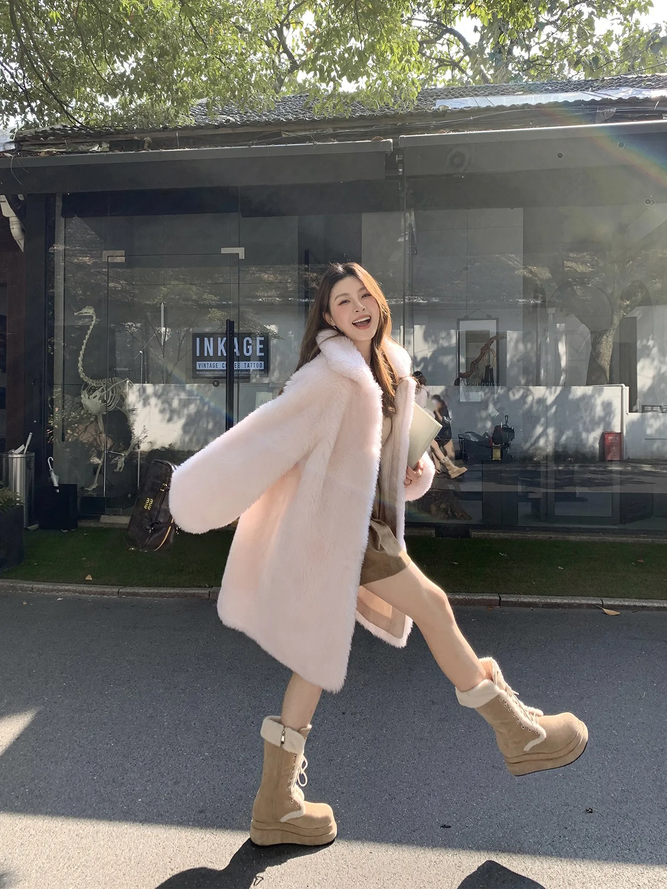 

Новое зимнее женское длинное пальто с воротником из овечьего меха, джет из натуральной кожи и меха, большой отложной воротник средней длины, для поездок на работу