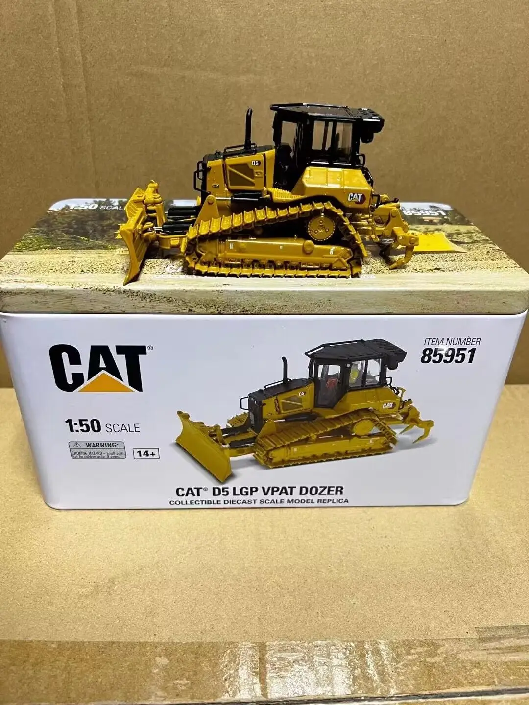 

D5 LGP VPAT DOZER 1/50 Scale Metal MOdel By DieCast Masters DM85951 New in Box